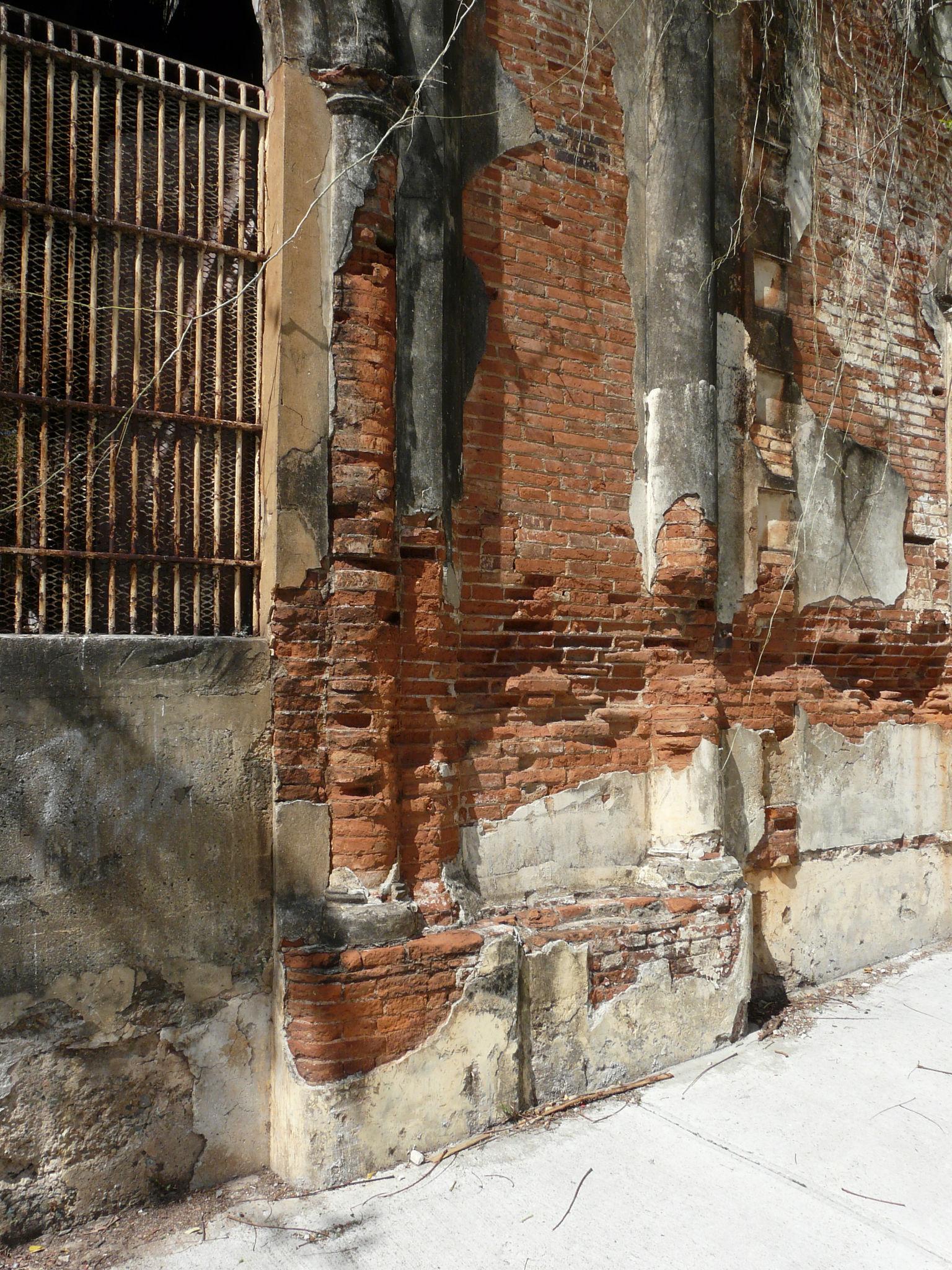 Edificio abandonado en la Avenida González Clemente - Ponce - 2012 00010